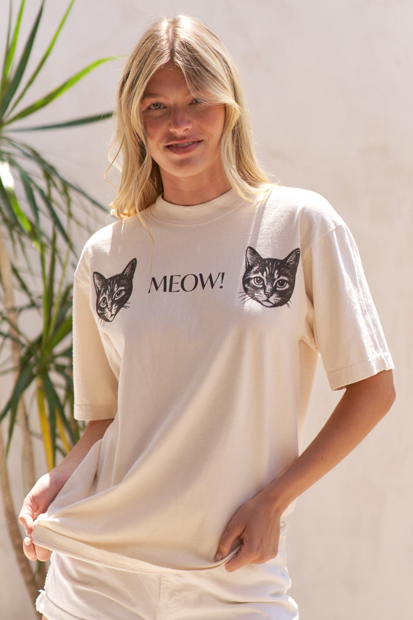 TWO CAT MEOW ROUND NECK SHORT SLEEVE GRAPHIC T-SHIRT